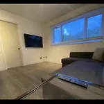 Modern 2 Bed Apartment & Free Parking