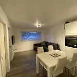 Modern 2 Bed Apartment & Free Parking