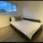 Modern 2 Bed Apartment & Free Parking